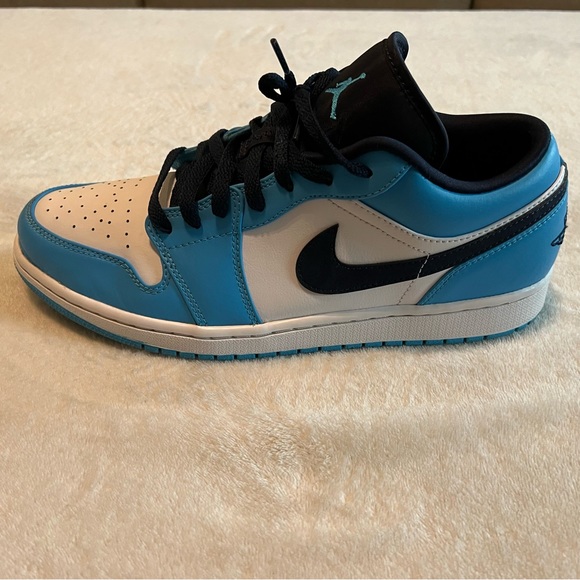 Air Jordan 1 Low UNC 2021 - Picture 8 of 17